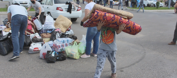 Сбор гуманитарной помощи для пострадавших от наводнения в Сырдарьинской области Сбор гуманитарной помощи для пострадавших от наводнения в Сырдарьинской области - Sputnik Ўзбекистон