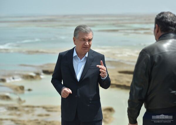 Шавкат Мирзиёев следит за работой по восстановлению дамбы — фото Шавкат Мирзиёев следит за работой по восстановлению дамбы — фото - Sputnik Узбекистан