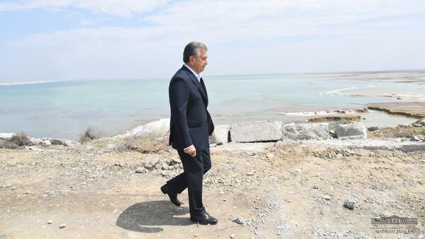 Prezident Shavkat Mirziyoyev s rabochey poyezdkoy v Sirdarinskoy oblasti, gde proizoshlo navodnenie - Sputnik O‘zbekiston