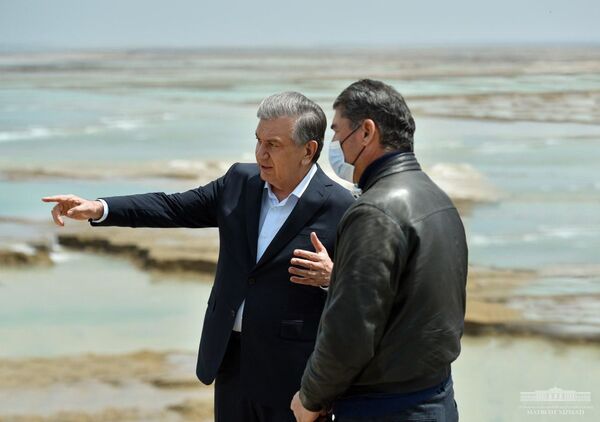 Шавкат Мирзиёев следит за работой по восстановлению дамбы — фото Шавкат Мирзиёев следит за работой по восстановлению дамбы — фото - Sputnik Узбекистан