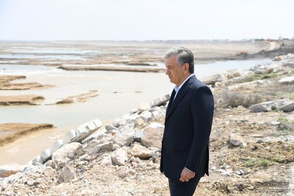 Шавкат Мирзиёев следит за работой по восстановлению дамбы — фото Шавкат Мирзиёев следит за работой по восстановлению дамбы — фото - Sputnik Узбекистан