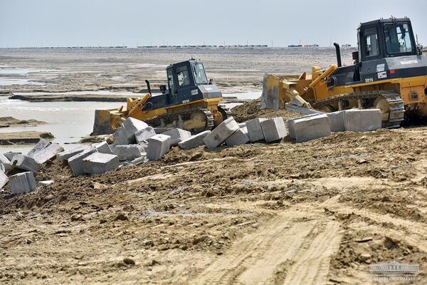 Шавкат Мирзиёев следит за работой по восстановлению дамбы — фото Шавкат Мирзиёев следит за работой по восстановлению дамбы — фото - Sputnik Узбекистан