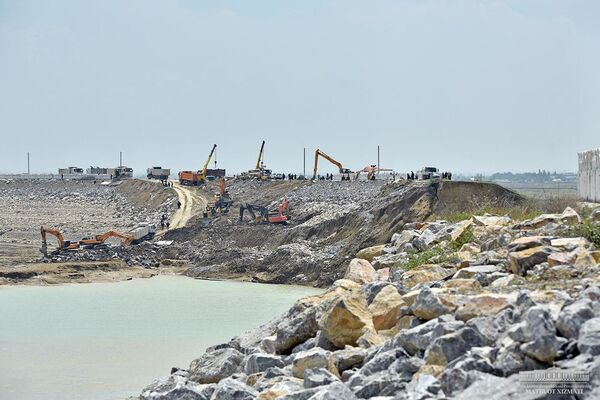 Шавкат Мирзиёев следит за работой по восстановлению дамбы — фото Шавкат Мирзиёев следит за работой по восстановлению дамбы — фото - Sputnik Узбекистан