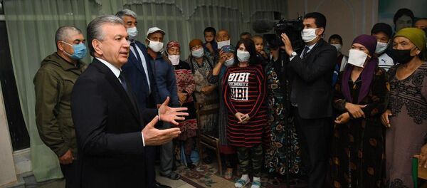 Президент Узбекистана Шавкат Мирзиёев побеседовал в Гулистане с эвакуированными из зоны чрезвычайной ситуации в Сардобе - Sputnik Узбекистан