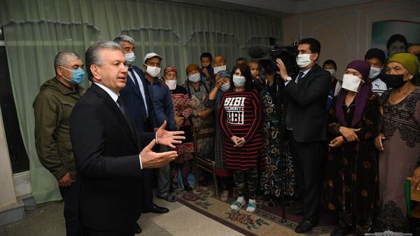 Президент Узбекистана Шавкат Мирзиёев побеседовал в Гулистане с эвакуированными из зоны чрезвычайной ситуации в Сардобе - Sputnik Узбекистан