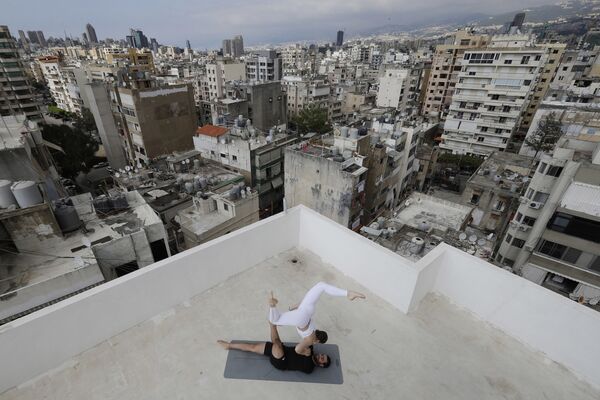 Yoga instruktori tomda mashq qilmoqda, Beyrut - Sputnik O‘zbekiston