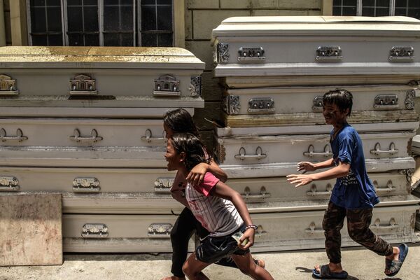 Manila krematoriy oldida bolalar uynamoqda. - Sputnik O‘zbekiston