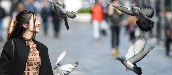 Девушка на одной из улиц Баку - Sputnik Узбекистан