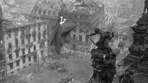Знамя Победы над Рейхстагом: подробности главного штурма Берлинской операции - Sputnik Узбекистан