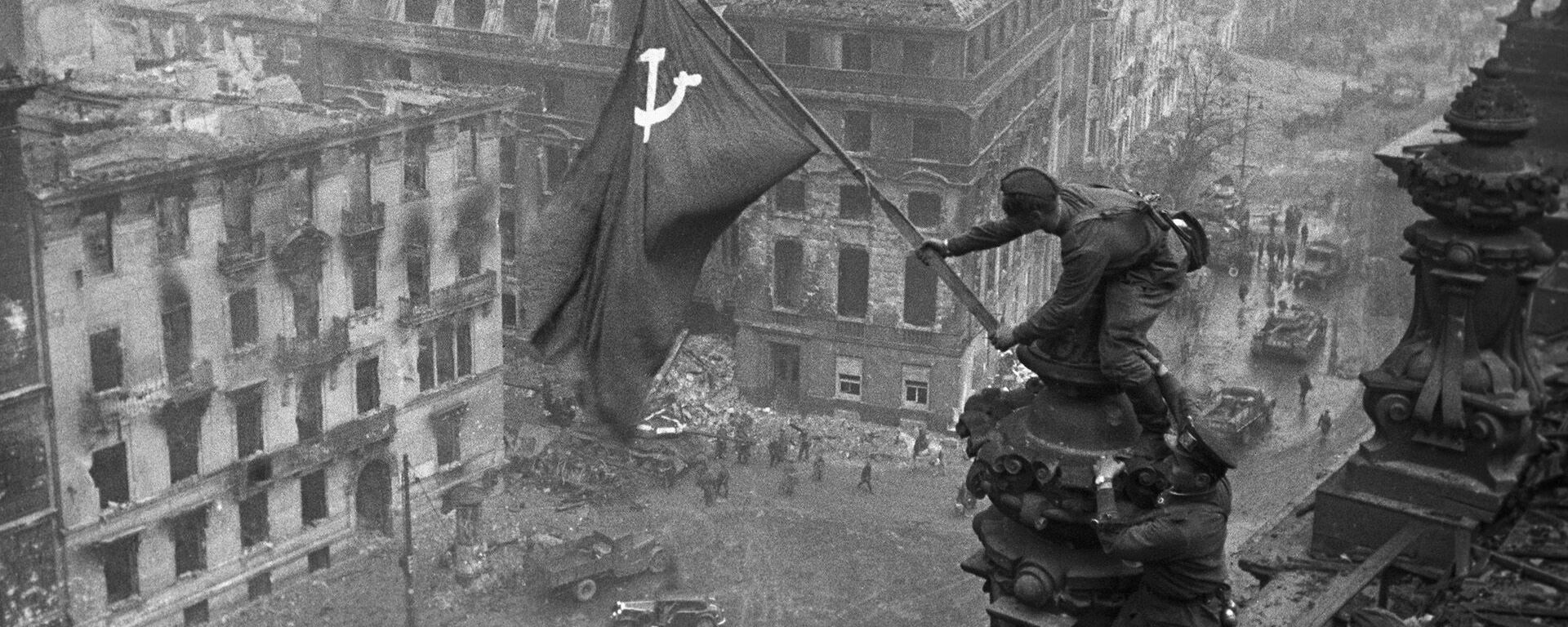Фото воздвижение флага над рейхстагом