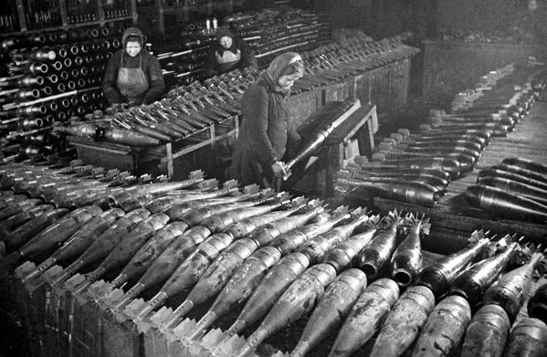 Женщины делают мины на московском заводе, 1942 год. - Sputnik Узбекистан