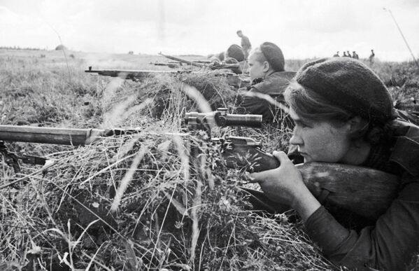 Девушка-снайпер Люба Макарова на слете снайперов 3-й ударной армии Калининского фронта в годы Великой Отечественной войны. - Sputnik Узбекистан