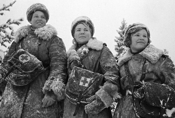 Девушки-санитарки во время Великой Отечественной войны - Sputnik Узбекистан
