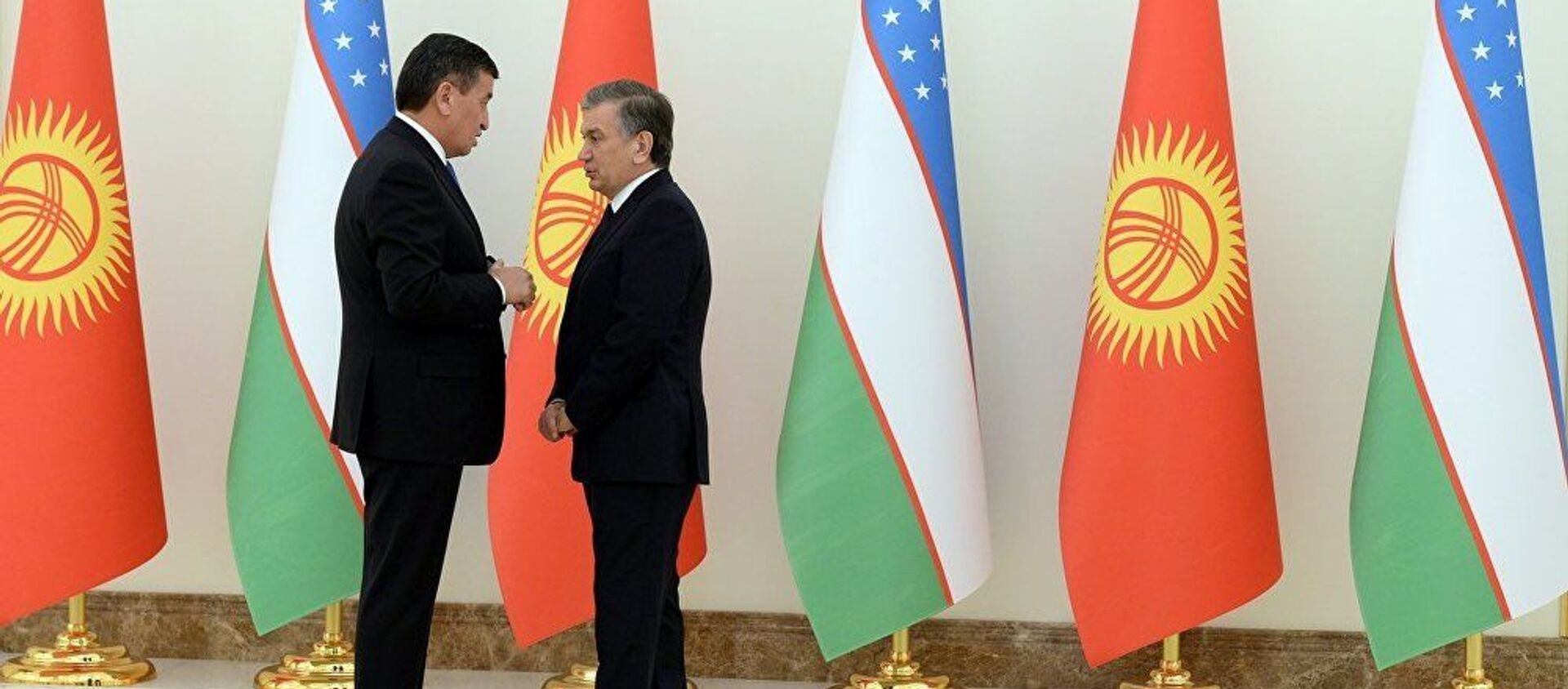 Президент Кыргызстана Сооронбай Жээнбеков и президент Узбекистана Шавкат Мирзиёев - Sputnik Узбекистан, 1920, 01.06.2020