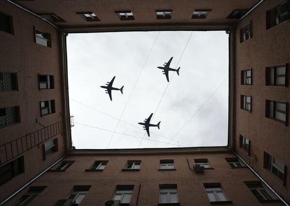 Тяжелые транспортные самолеты Ил-76 на репетиции воздушной части парада Победы в Москве - Sputnik Узбекистан