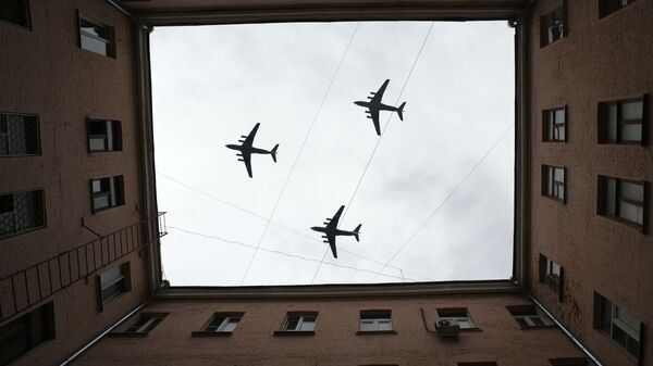 Tajelie transportnie samoleti Il-76 na repetitsii vozdushnoy chasti parada Pobedi v Moskve - Sputnik O‘zbekiston