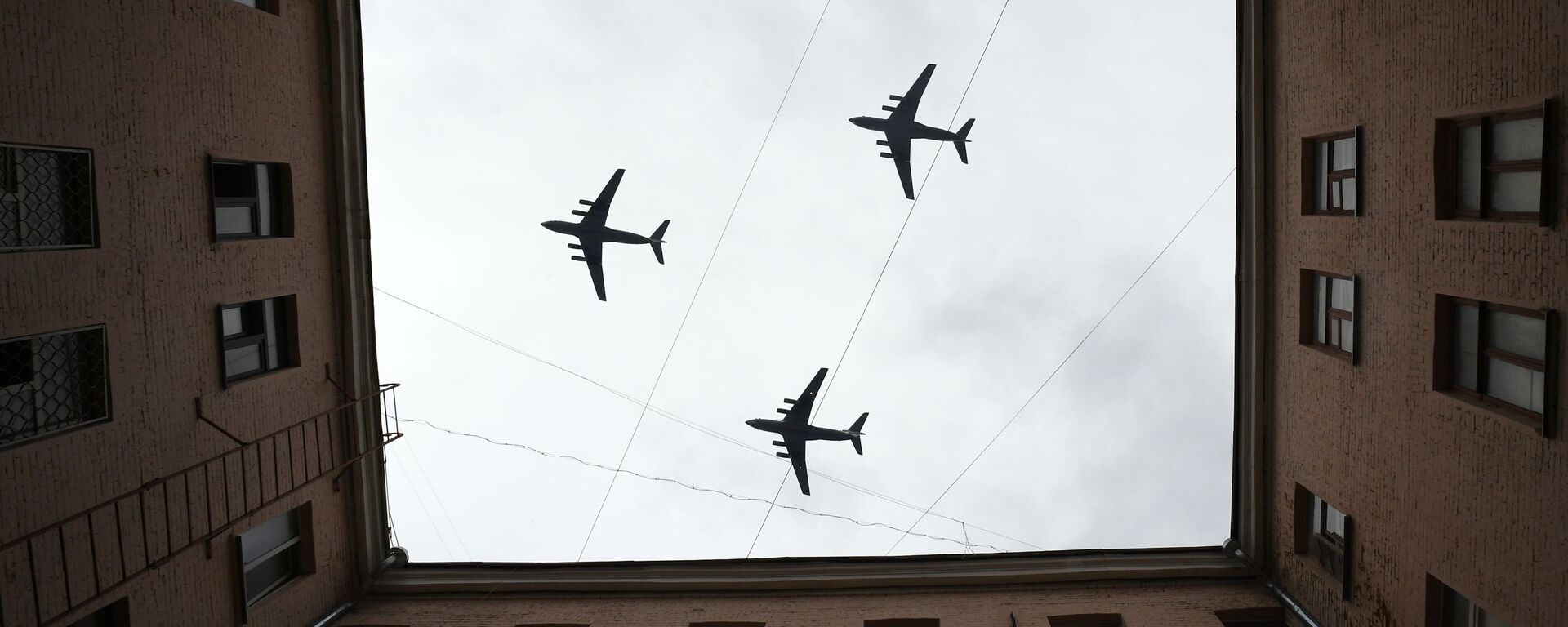 Тяжелые транспортные самолеты Ил-76 на репетиции воздушной части парада Победы в Москве - Sputnik Ўзбекистон, 1920, 28.07.2021