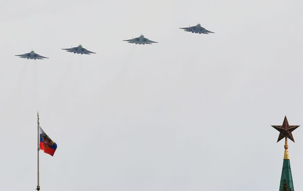 Российские многофункциональные истребители пятого поколения Су-57  на репетиции воздушной части парада Победы в Москве - Sputnik Узбекистан