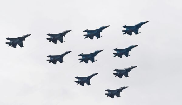 Строй тактическое крыло из истребителей Су-30СМ, Су-35С и бомбардировщиков Су-34 на репетиции воздушной части парада Победы в Москве - Sputnik Узбекистан