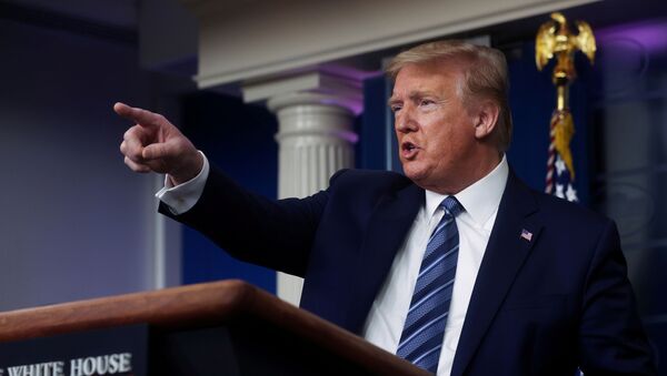Президент США Дональд Трамп делает жест, отвечая на вопрос во время ежедневного брифинга целевой группы по коронавирусу в Белом доме в Вашингтоне, США, 21 апреля 2020 года - Sputnik Узбекистан