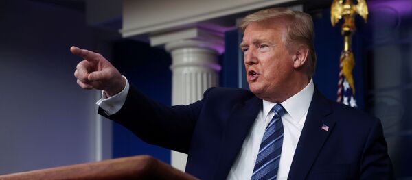 Президент США Дональд Трамп делает жест, отвечая на вопрос во время ежедневного брифинга целевой группы по коронавирусу в Белом доме в Вашингтоне, США, 21 апреля 2020 года Президент США Дональд Трамп делает жест, отвечая на вопрос во время ежедневного брифинга целевой группы по коронавирусу в Белом доме в Вашингтоне, США, 21 апреля 2020 года - Sputnik Ўзбекистон