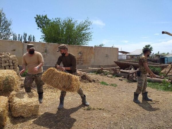 Военнослужащие помогают сырдарьинцам восстановить жилье после трагедии - Sputnik Узбекистан