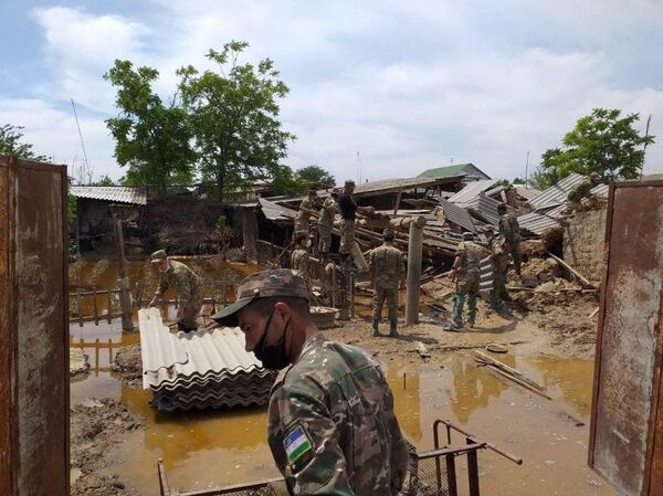 Военнослужащие помогают сырдарьинцам восстановить жилье после трагедии - Sputnik Узбекистан