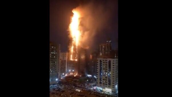 Massive Fire at Sharjah 50 storey building. Abbco Tower. Sharjah Dubai. - Sputnik O‘zbekiston