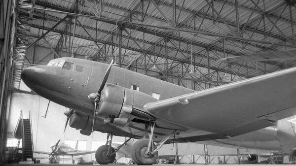 Транспортный самолет ЛИ-2  - Sputnik Ўзбекистон