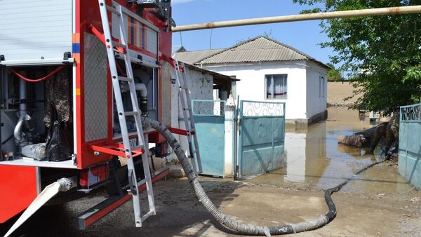 В   районах Сырдарьинской области, пострадавших от прорыва дамбы  Сардобинского водохранилища  продолжаются работы по ликвидации последствий ЧС - Sputnik Узбекистан