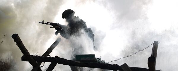 Военнослужащий во время учений - Sputnik Узбекистан