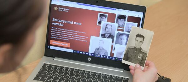 Подготовка к участию в акции Бессмертный полк онлайн - Sputnik Узбекистан