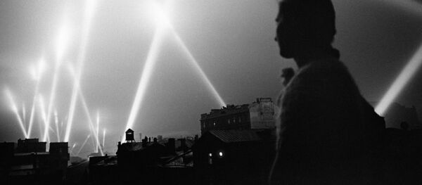 Лучи прожекторов войск ПВО освещают небо Москвы - Sputnik Узбекистан