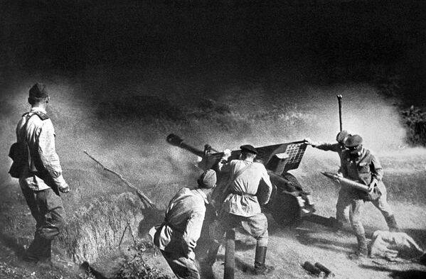 Артиллерийский расчет во время боя, Северный Кавказ - Sputnik Узбекистан