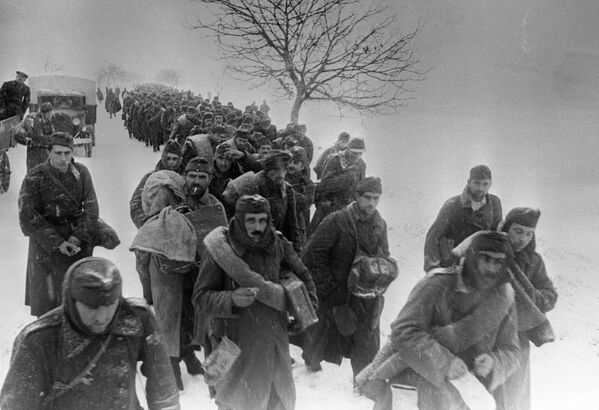Взятые советскими войсками пленные направляются в тыл, 2-й Украинский фронт - Sputnik Узбекистан