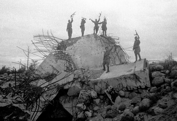 Красноармейцы на обломках одного из немецких дотов, Ленинградский фронт - Sputnik Узбекистан