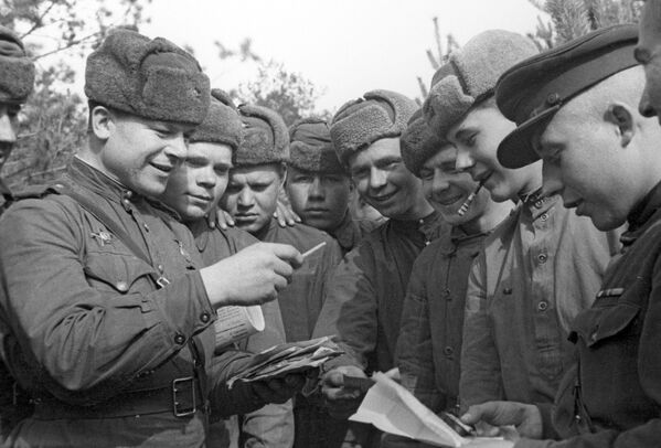 Советские воины во время разбора почты, 2-ой Белорусский фронт - Sputnik Узбекистан