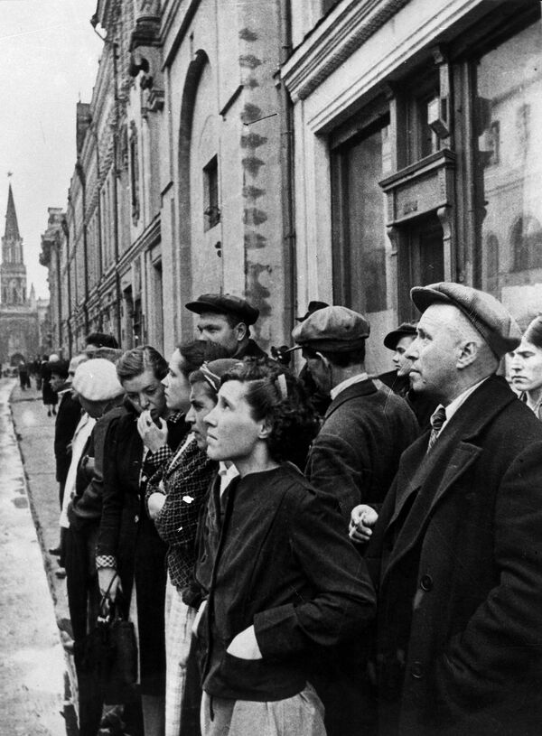 Жители столицы 22 июня 1941 года во время объявления по радио о нападении Германии на СССР - Sputnik Узбекистан