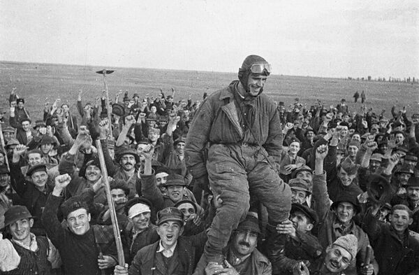 Жители деревни Омолица приветствуют советского летчика Семена Бойко, прилетевшего первым на югославскую землю - Sputnik Узбекистан
