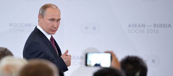 Владимир Путин, 2016 йил Сочида бўлиб ўтган Россия-АСЕАН саммитида иштирок этаётган делегация раҳбарлари йиғилишида Владимир Путин, 2016 йил Сочида бўлиб ўтган Россия-АСЕАН саммитида иштирок этаётган делегация раҳбарлари йиғилишида - Sputnik Ўзбекистон