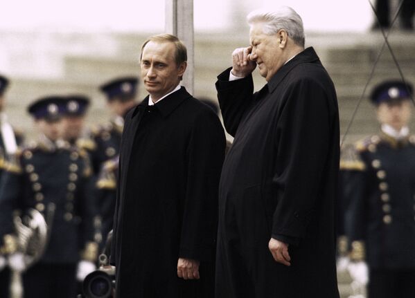 Rossiya birinchi prezident Boris Yelsin va Rossiya prezidenti Vladimir Putin 2000-yilda inauguratsiya marosimi - Sputnik O‘zbekiston