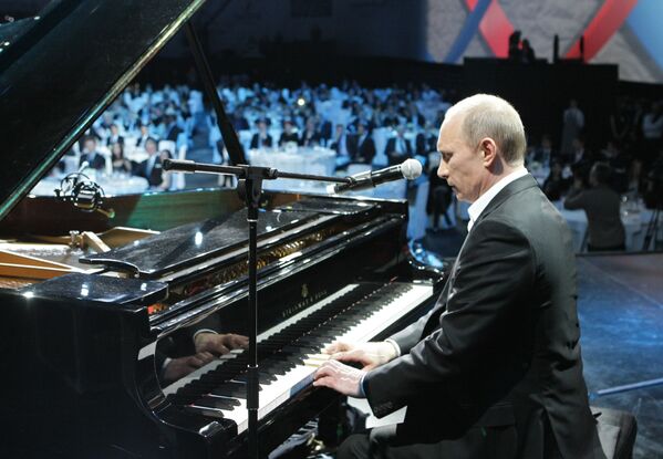 Vladimir Putin royal chalmoqda. Sankt-Peterburg, 2010-yil 10-dekabr.  - Sputnik O‘zbekiston
