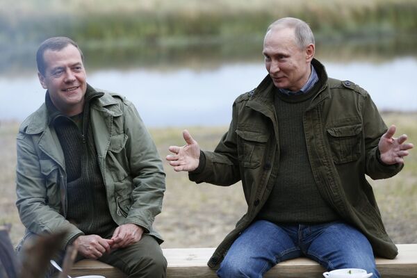  Dmitriy Medvedev va Vladimir Putin Lipno orolida  - Sputnik O‘zbekiston
