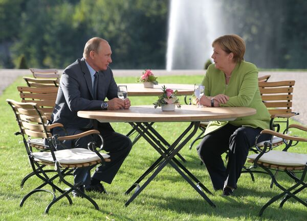 Rossiya prezident Vladimir Putin va Germaniya kansleri Angela Merkel, 201-yil 18-avgust. - Sputnik O‘zbekiston