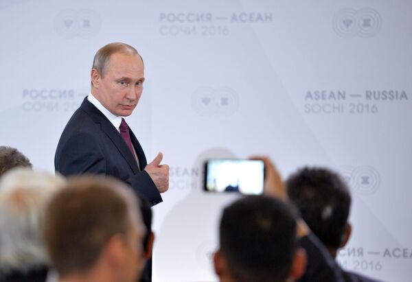 Vladimir Putin, 2016-yil Sochida bo‘lib o‘tgan Rossiya-ASEAN sammitida ishtirok etayotgan delegatsiya rahbarlari yig‘ilishida - Sputnik O‘zbekiston