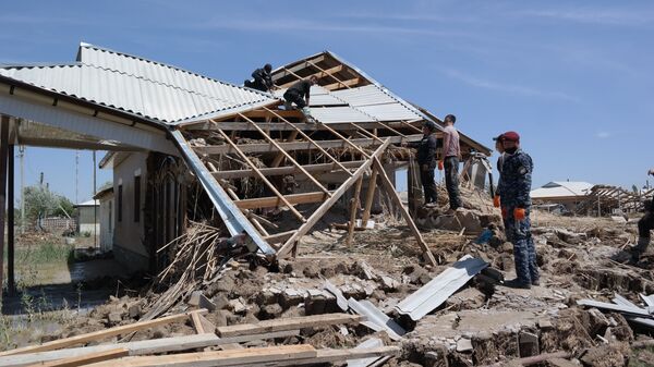 От хаоса и грязи к надежде и сплоченности: Сардоба приходит в себя после ЧС - Sputnik Узбекистан