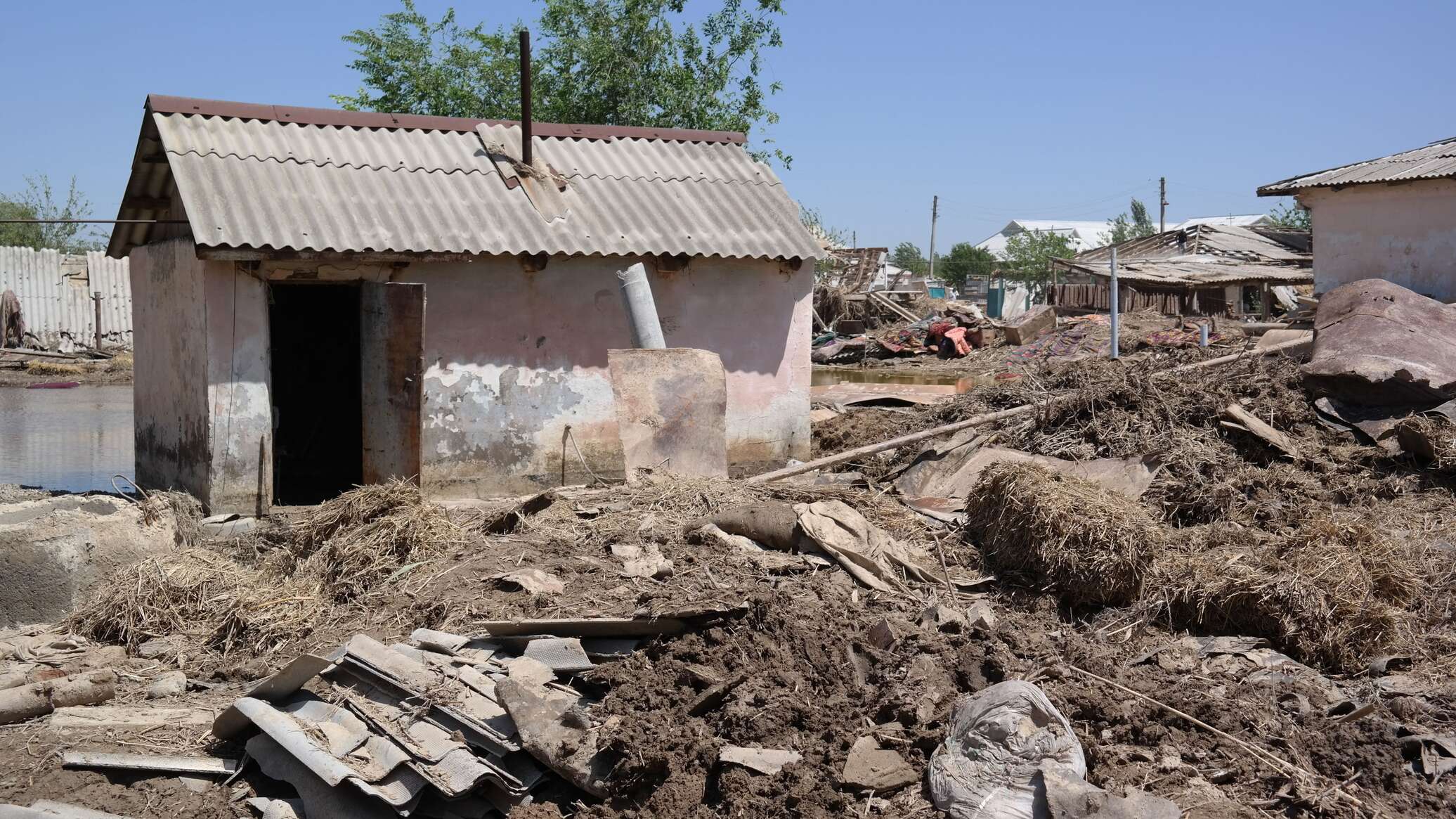 В узбекистане прорвало дамбу. Прорыв дамбы Сардоба Узбекистан. Сырдарья прорыв дамбы. Прорыв дамбы Сардобинского водохранилища. Сардобинское водохранилище в Узбекистане.