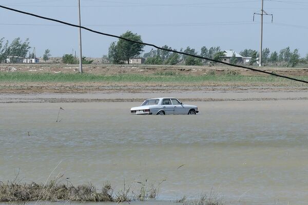 Автомобиль Мерседес, оказавшийся под водой в затопленном поселке - Sputnik Узбекистан