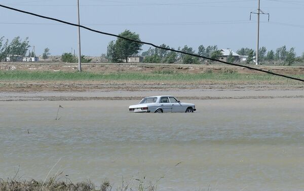 Автомобиль Мерседес, оказавшийся под водой в затопленном поселке - Sputnik Ўзбекистон