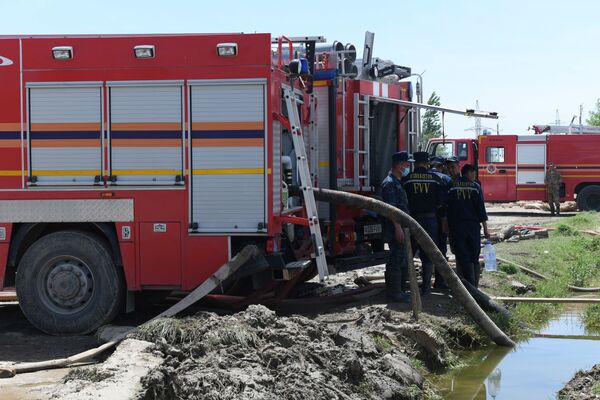 Пожарные откачивают воду из подтопленных районов в Сырдарьинской области - Sputnik Узбекистан